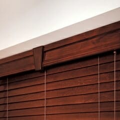 wood-cornice-with-keystone-connector-in-the-middle-with-1-inch-returns-over-wood-blinds