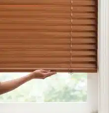 CORDLESS LIFT FAUX BLIND