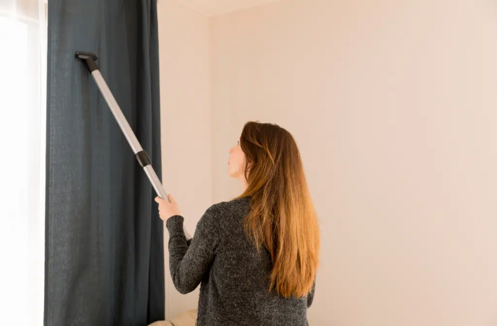 17 Vacuuming curtains