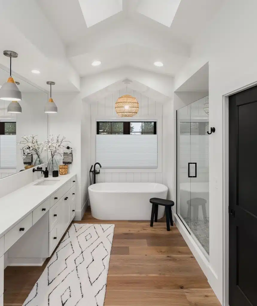 Bathroom,In,Luxury,Home,With,Double,Vanity,,Bathtub,,Mirror,,Sinks,